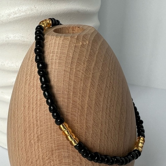 HAND CRAFTED Stretch Beaded Black and Gold Anklet 8.75” - Picture 5 of 12